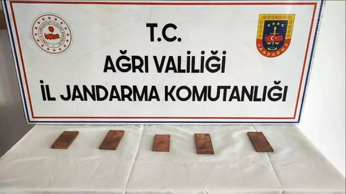 Ağrı’da Yol Kontrolünde 5 Kilogram Külçe Altın Ele Geçirildi