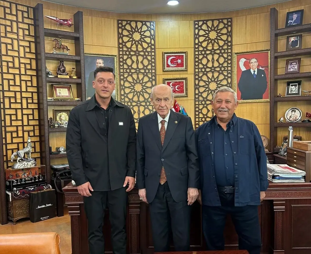 MHP Genel Başkanı Devlet Bahçeli, eski futbolcu Mesut Özil’i kabul etti