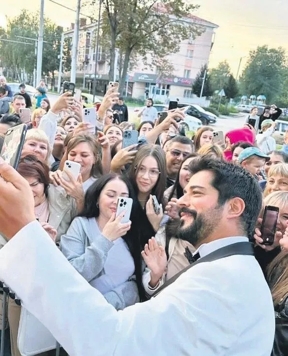 Özçivit Rus filminde oynadı yüzlerce hayranı etrafını sardı