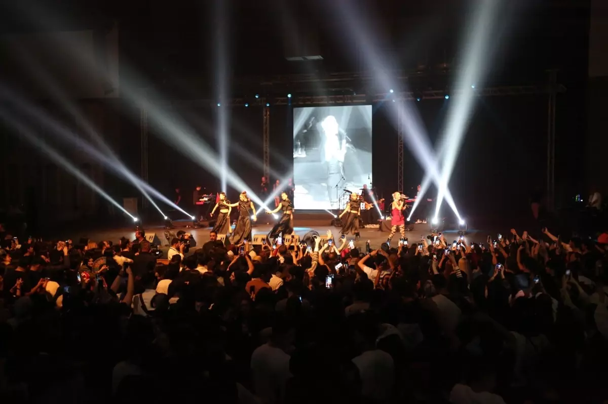 Cumhuriyet’in 101’inci yılı Küçükçekmece’de Hande Yener konseri ile kutlandı