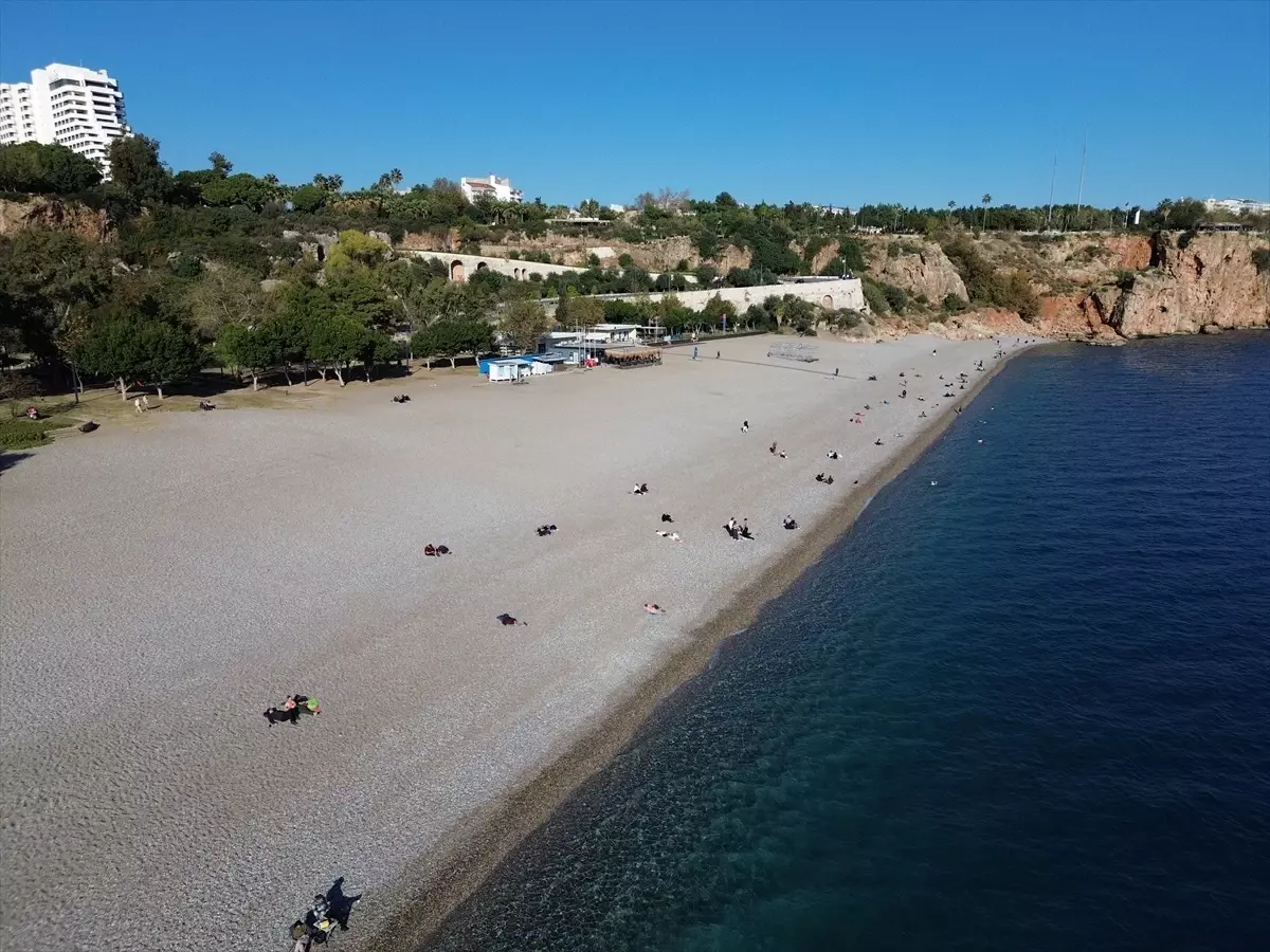 Antalya’da Güneşli Havada Sahil Keyfi