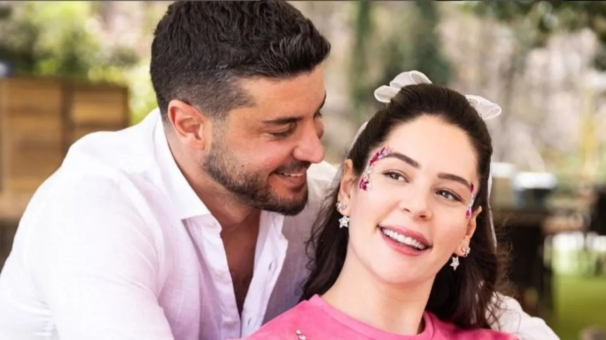 Berk Oktay’ın güzel eşi Yıldız Çağrı Atiksoy’dan minik kızıyla siyah beyaz poz! “Zaman durdu, ötesi yok”