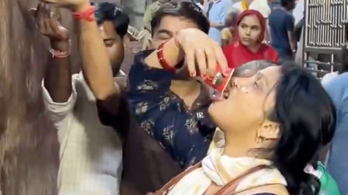 Hindistan’da kutsal sandıkları klima suyunu içtiler