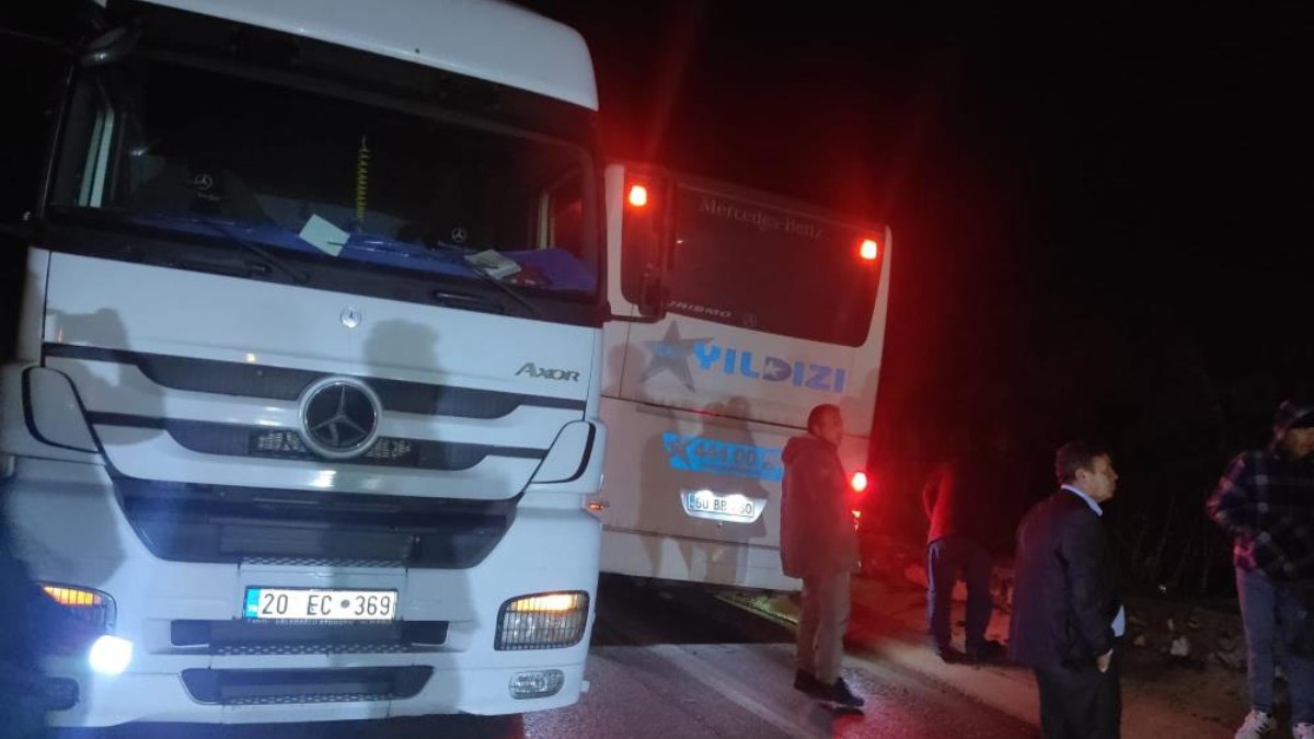 Afyonkarahisar’da yolcu otobüsüyle tır çarpıştı