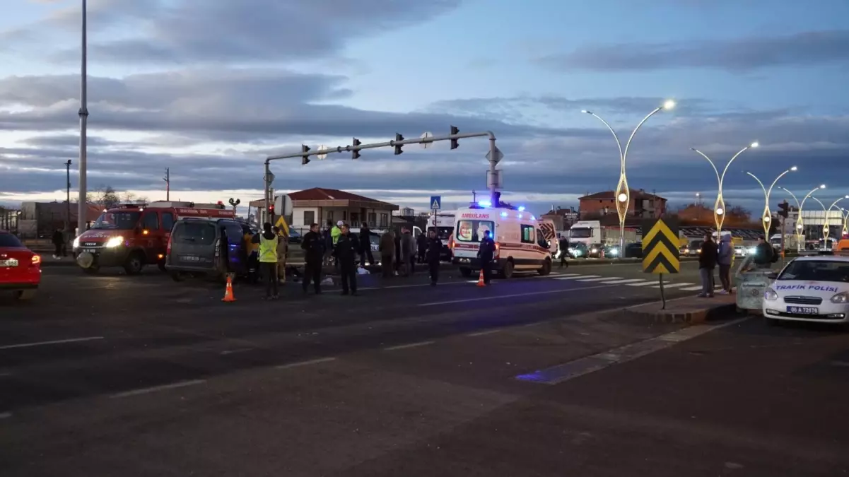 Ankara’da Servis Minibüsü ve Hafif Ticari Araç Çarpıştı: 10 Yaralı