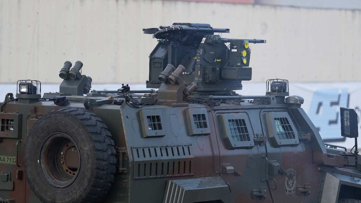 Ankara’daki etkinlikte sergilenen orta kalibre top göreve hazır