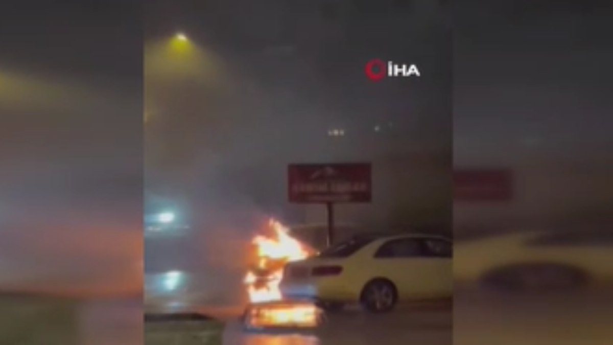 Elazığ’da park halindeki araç alev alev yandı