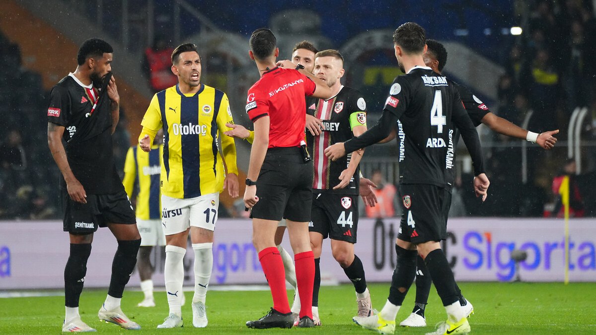 Fenerbahçe – Gaziantep FK maçının tartışmalı pozisyonlarını hakem yorumcuları değerlendirdi