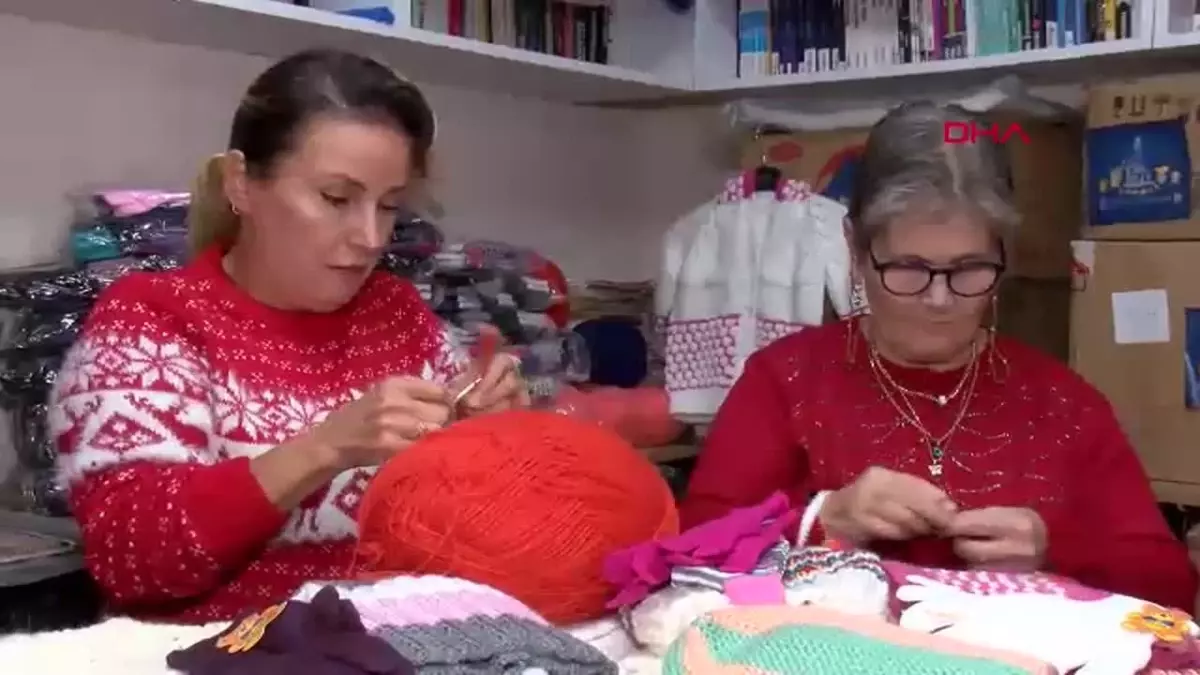 ‘İzmirli Teyzeler’den minik kalplere yeni yıl sürprizi