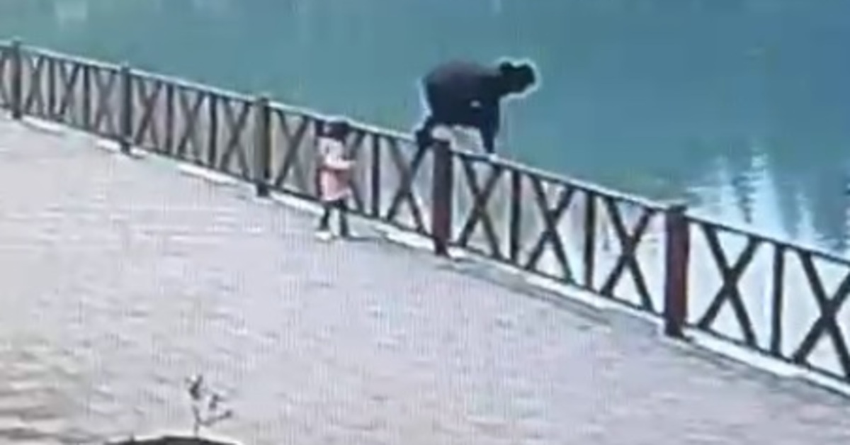 Korku dolu saniyeler! Göle düşen kızını kurtardı