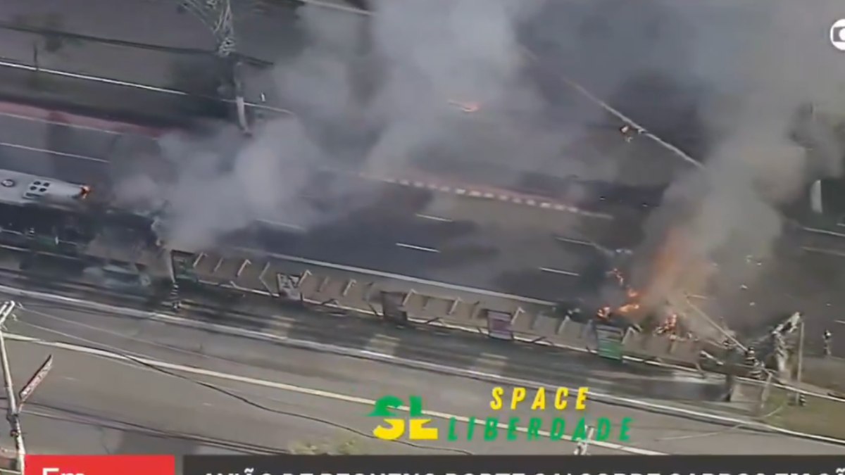 Brezilya’da uçak kazası: Caddedeki araçların üzerine düştü
