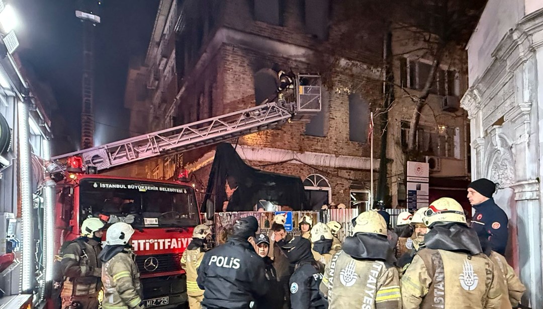 Kadıköy’de tarihi binada yangın: 1 ölü