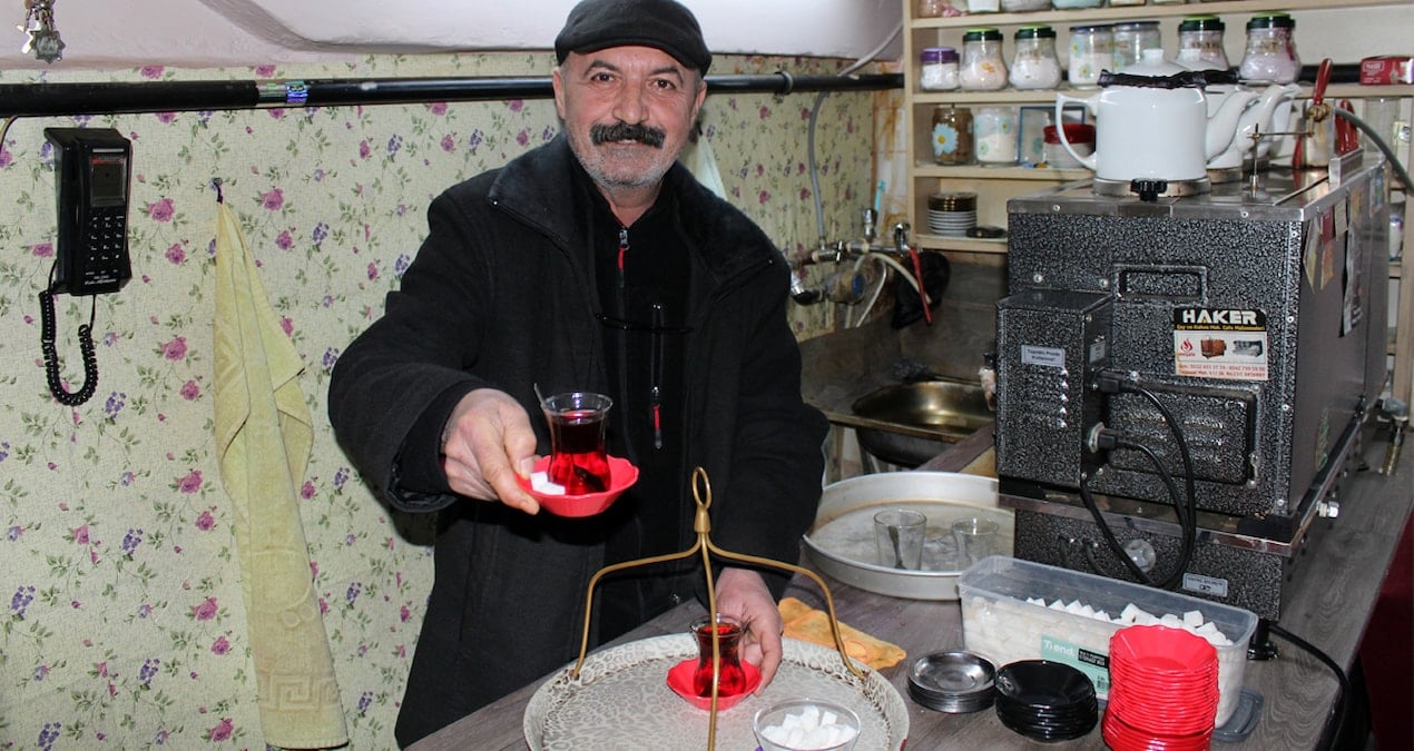 Emekli müzik öğretmeni baba mesleğine geri döndü