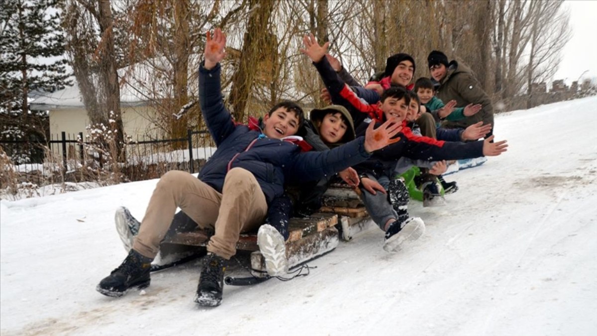 Kar yağışı nedeniyle okulların tatil edildiği iller
