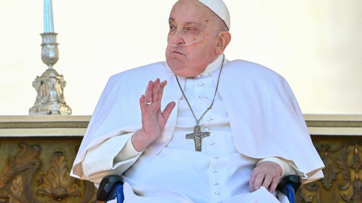 2 hafta önce taburcu olan Papa’dan sürpriz: Aziz Petrus Meydanı’nda halkı selamladı