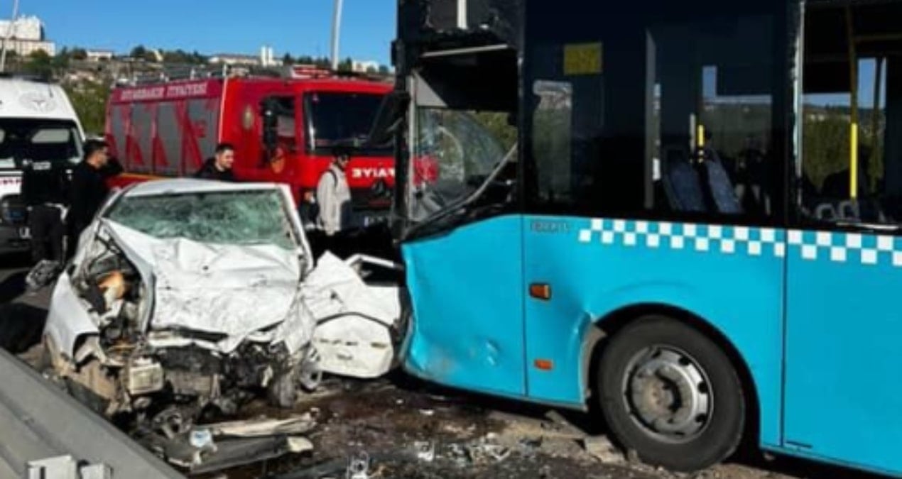 Belediye otobüsü otomobille kafa kafaya çarpıştı: 1 ölü, 4 yaralı