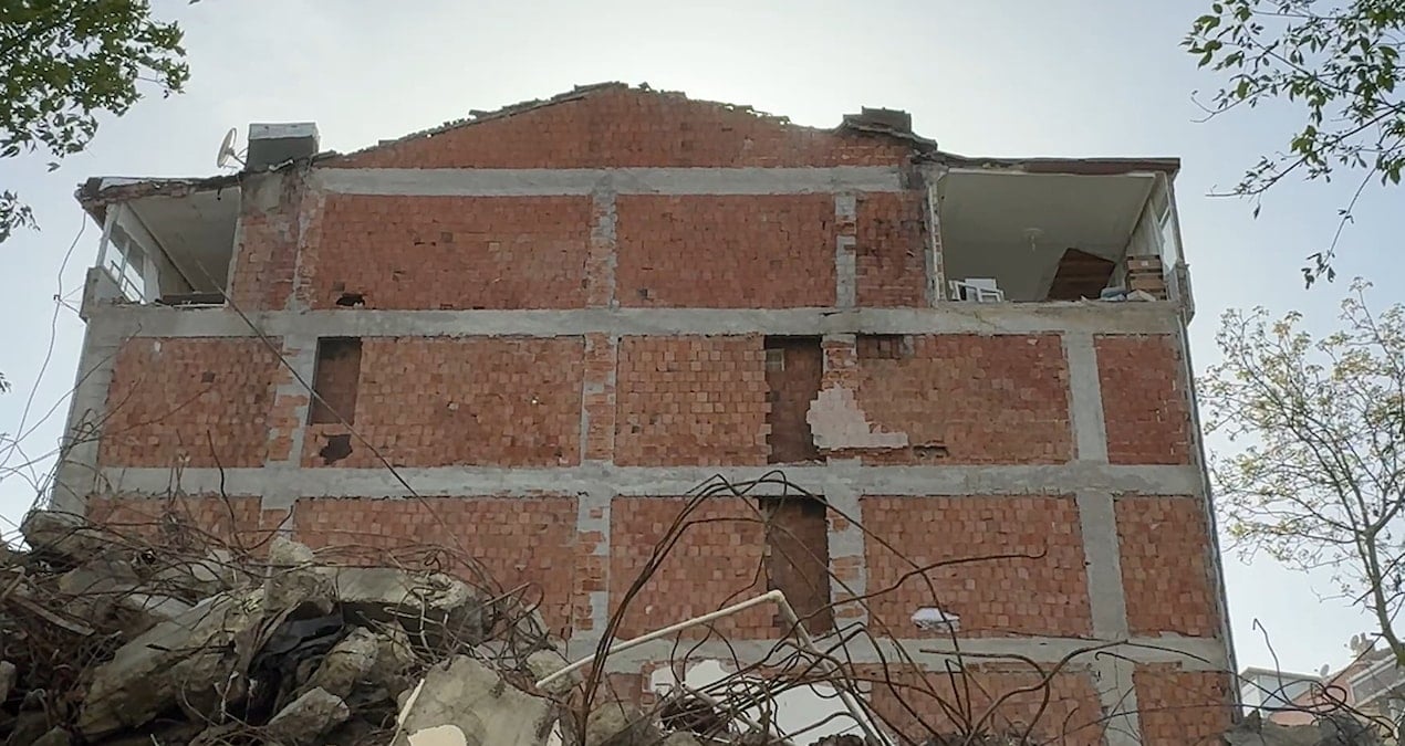 Dairenin duvarı olmadığı ortaya çıktı, odalar açıkta kaldı