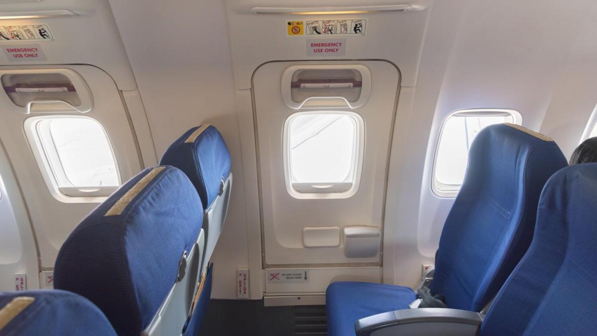 Havada kaos: Uçağın acil çıkış kapısını iki kez açmaya çalıştı!