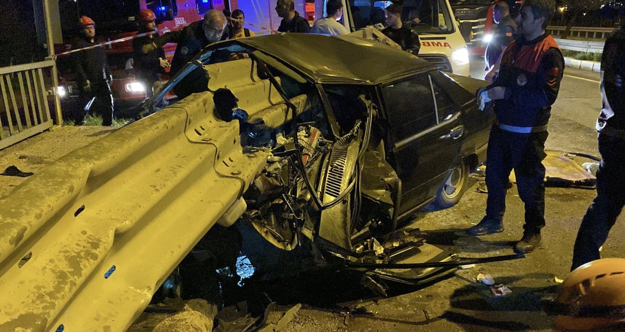 Bariyere ok gibi saplanan otomobilden sağ çıktı